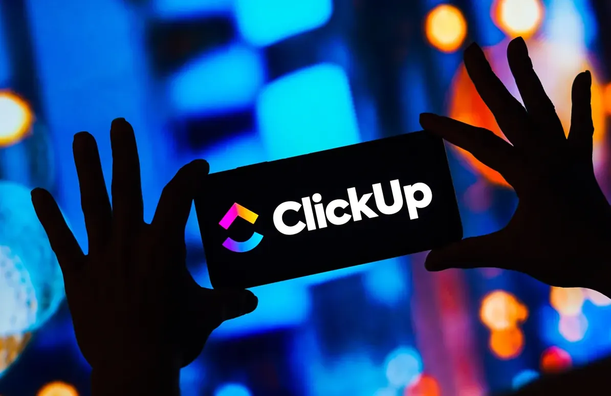 Identidade visual do ClickUp aplicada em painel iluminado