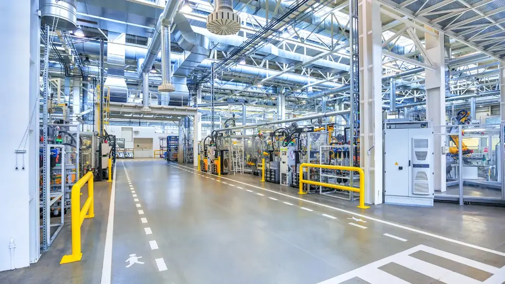 Passagem industrial com demarcação amarela no chão