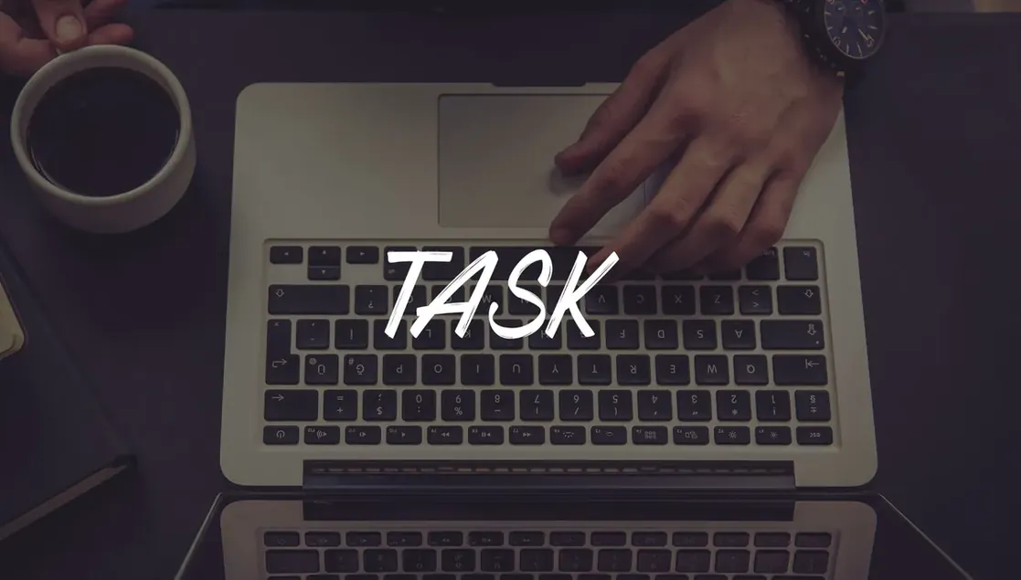 Pessoa trabalhando em notebook que exibe a palavra tarefa